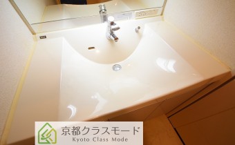 ※室内写真は同マンション内の805号室のものです。