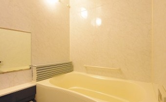 ※室内写真は同マンション内の805号室のものです。