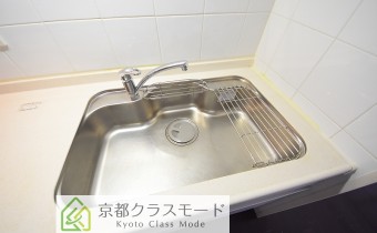 ※室内写真は同マンション内の805号室のものです。