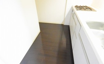 ※室内写真は同マンション内の805号室のものです。