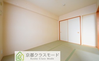 ※室内写真は同マンション内の805号室のものです。
