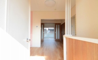 玄関　※室内写真は同マンション内の402号室のものです。