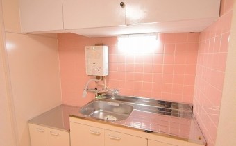 キッチン　※室内写真は同マンション内の402号室のものです。