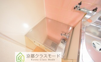 2口ガスコンロ設置可　　※室内写真は同マンション内の402号室のものです。