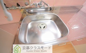 キッチンスペース　※室内写真は同マンション内の402号室のものです。