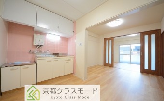 ※室内写真は同マンション内の402号室のものです。
