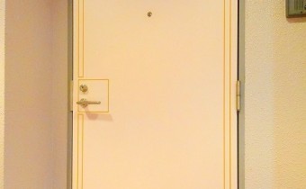 玄関ドア　※室内写真は同マンションの別のお部屋のものです。参考にご覧ください。