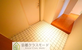 玄関　※室内写真は同マンションの別のお部屋のものです。参考にご覧ください。