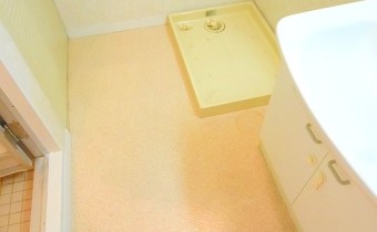 脱衣スペース　※室内写真は同マンションの別のお部屋のものです。参考にご覧ください。