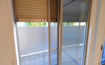 防犯シャッター付き