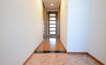 ※室内写真は同マンション内の506号室のものです。