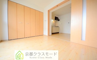 大型のクローゼット付きの収納力のあるお部屋です♪
