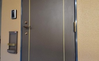 玄関ドア　※室内写真は同マンション内の別のお部屋のものです。参考にご覧ください。