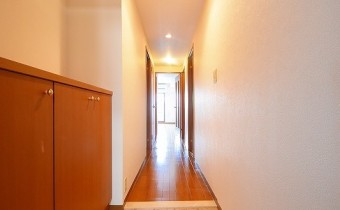 玄関　※室内写真は同マンション内の別のお部屋のものです。参考にご覧ください。