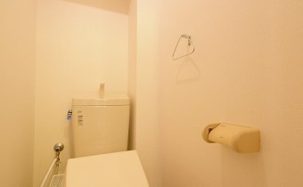 ウォシュレットトイレ　※室内写真は同マンション内の別のお部屋のものです。参考にご覧ください。