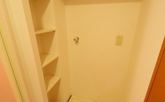 洗濯機置場　※室内写真は同マンション内の別のお部屋のものです。参考にご覧ください。