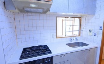システムキッチン　※室内写真は同マンション内の別のお部屋のものです。参考にご覧ください。