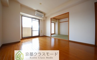 リビング　※室内写真は同マンション内の別のお部屋のものです。参考にご覧ください。