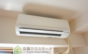 リビングのエアコン　※室内写真は同マンション内の別のお部屋のものです。参考にご覧ください。