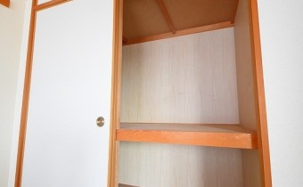 押入れ　※室内写真は同マンション内の別のお部屋のものです。参考にご覧ください。