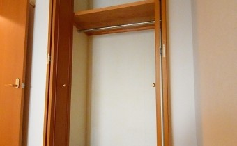 Room 6帖のクローゼット　※室内写真は同マンション内の別のお部屋のものです。参考にご覧ください。
