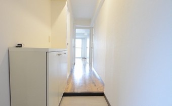 玄関　※同マンション内の別のお部屋のものです。参考としてご覧ください。