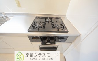 3口ガスコンロ（グリル付き）　※同マンション内の別のお部屋のものです。参考としてご覧ください。