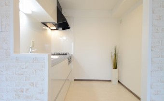 キッチンスペース　※同マンション内の別のお部屋のものです。参考としてご覧ください。