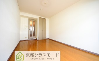 「南向き」の明るく、広々8帖の室内空間♪商店街の中ですが意外と音は気になりません！