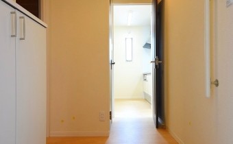 玄関　※室内写真は同建物内の別タイプのお部屋になります。