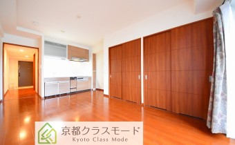ダブルクローゼットは収納力抜群♪お部屋は広々12帖有り！