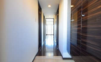 玄関　※室内写真は同マンション内の505号室のものです。
