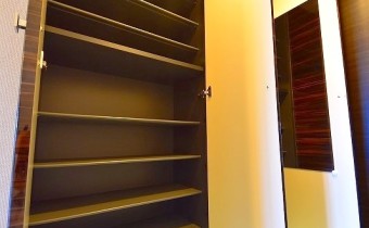 シューズボックス　※室内写真は同マンション内の505号室のものです。