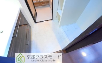 脱衣スペース　※室内写真は同マンション内の505号室のものです。