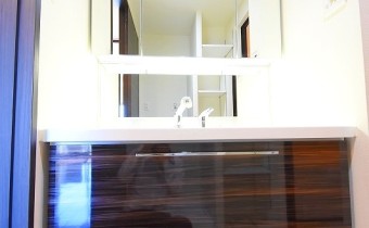 独立洗面台　※室内写真は同マンション内の505号室のものです。
