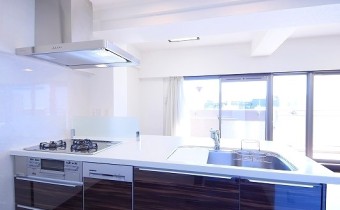 システムキッチン　※室内写真は同マンション内の505号室のものです。