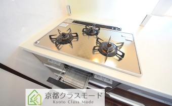グリル付き3口ガスシステムキッチン　※室内写真は同マンション内の505号室のものです。