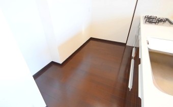キッチンスペース・別アングル　※室内写真は同マンション内の505号室のものです。