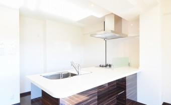 カウンターキッチン　※室内写真は同マンション内の505号室のものです。