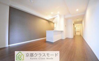アクセントクロス施工のシックな室内空間♪カウンターキッチンタイプ！