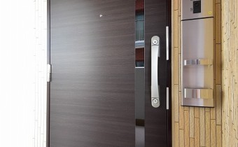 玄関ドア　※室内写真は同マンション内の別のお部屋のものです。参考にご覧ください。