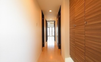 玄関　※室内写真は同マンション内の別のお部屋のものです。参考にご覧ください。