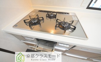 3口ガスコンロ（グリル付き）　※室内写真は同マンション内の別のお部屋のものです。参考にご覧ください。