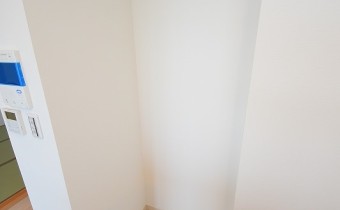 冷蔵庫置場　※室内写真は同マンション内の別のお部屋のものです。参考にご覧ください。