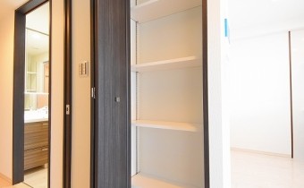 LDKの収納　※室内写真は同マンション内の別のお部屋のものです。参考にご覧ください。