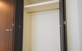 クローゼット　※室内写真は同マンション内の別のお部屋のものです。参考にご覧ください。