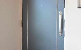 玄関ドアです。ダブルキーで安心♪