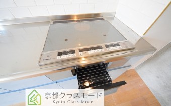 3口ＩＨコンロ（グリル付き）　※室内写真は303号室のものです。