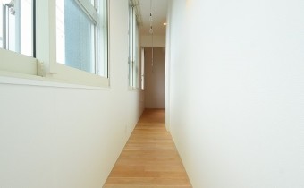 物干しスペース　※室内写真は303号室のものです。