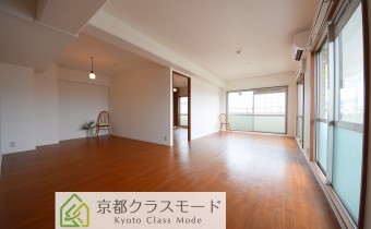 茶系の温かみのあるフローリング♪綺麗なリノベーション物件♪　※写真は同マンション1101号室のものです